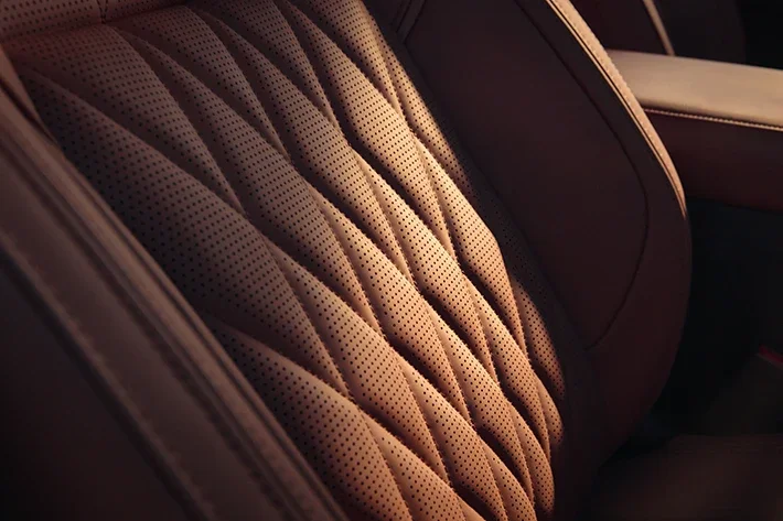 Premium quilted semi-aniline leather in the Outlander GT Premium