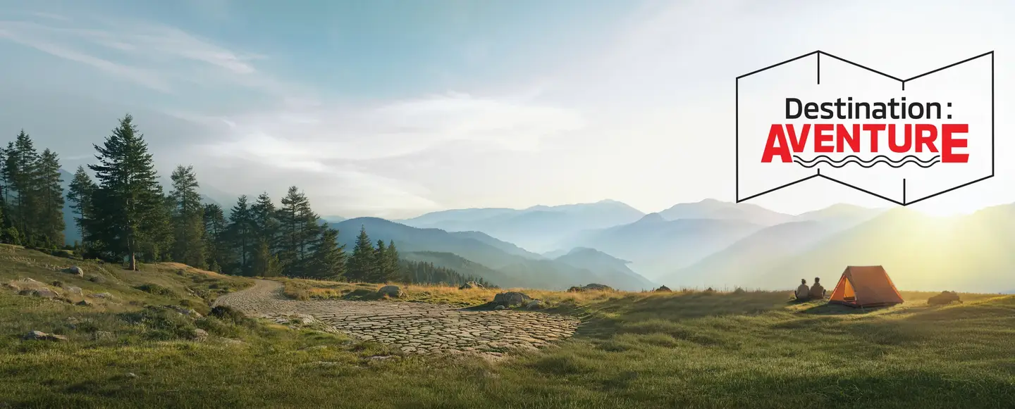 Des gens campant sous des tentes et regardant vers l'horizon