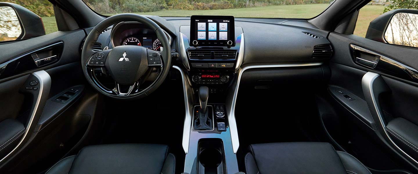 Intérieur et sièges passager et conducteur en cuir noir de l’Eclipse Cross 2024 de Mitsubishi Motors.