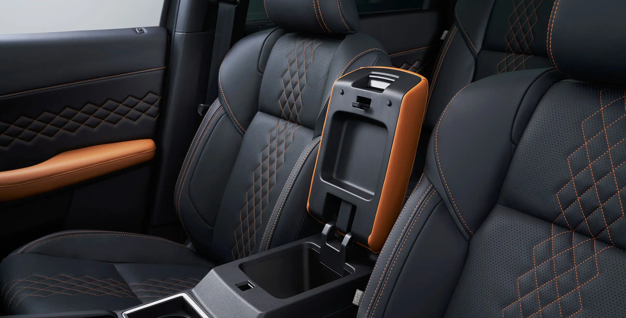 Intérieur luxueux en cuir noir avec piqûres oranges dans le VUS Mitsubishi Outlander PHEV 2024
