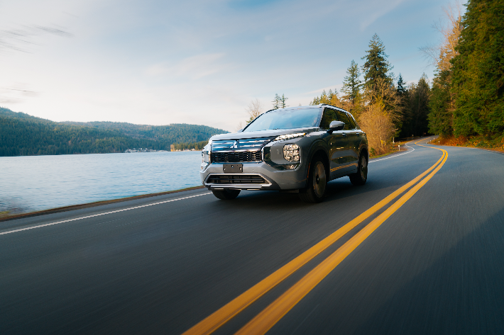 L’Outlander suivant une ligne sur une route côtière