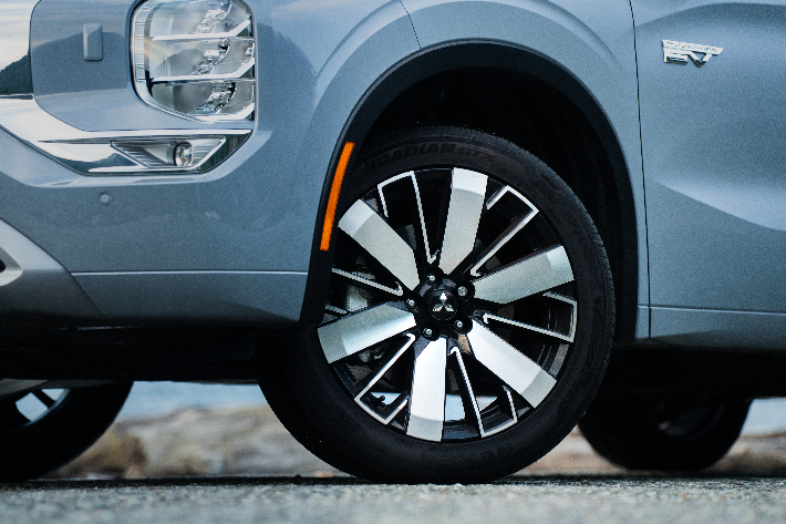 Une roue avant de l’Outlander PHEV