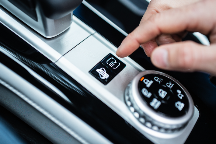 Un conducteur change les modes VÉ dans l’Outlander PHEV