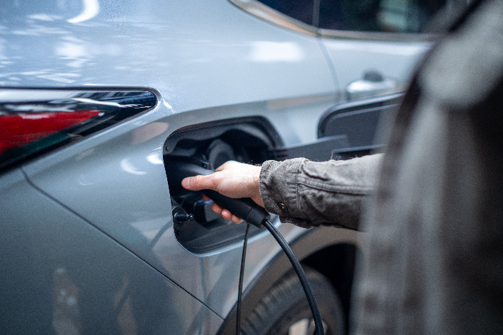 Un homme qui branche l’Outlander PHEV