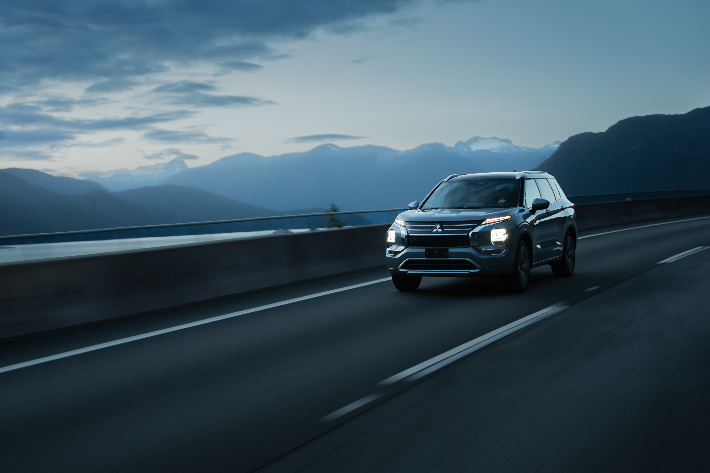 L’Outlander PHEV sur une autoroute à deux voies