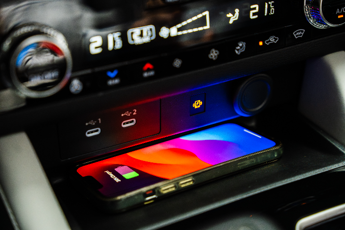 L’Outlander PHEV 2026 est équipé d’un chargeur de téléphone sans fil