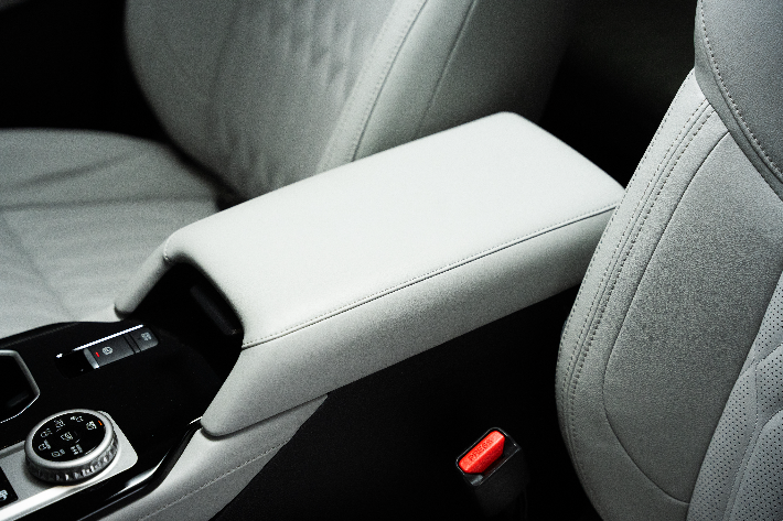 Un gros plan sur le cuir semi-aniline matelassé des sièges de l’Outlander PHEV