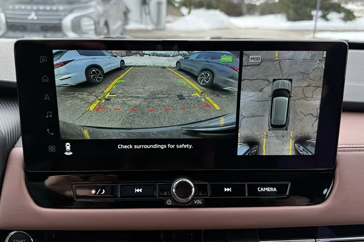 Le système de caméra à multiples vues de l’Outlander PHEV vous offre une vue claire à 360 degrés