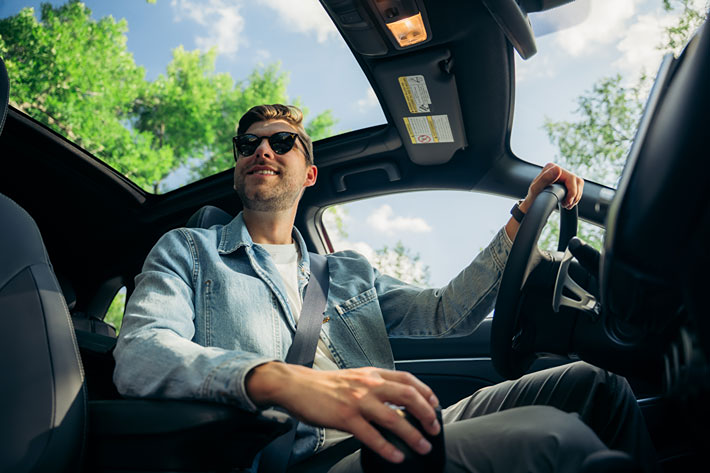 Un homme souriant conduisant le RVR