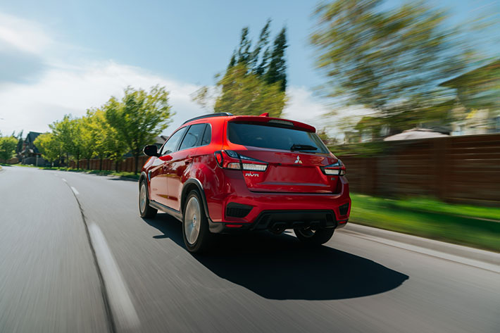 L’arrière d’un RVR rouge.