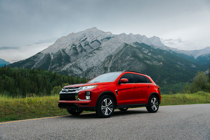 Un RVR rouge garé devant une montagne